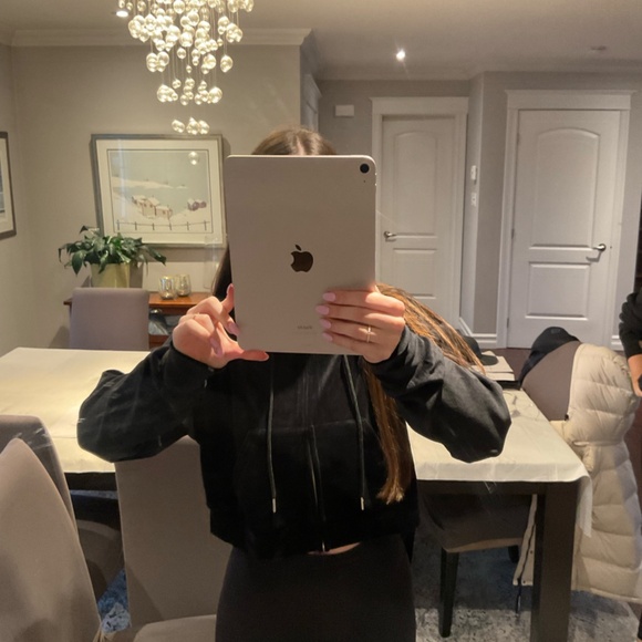 Forever 21 cropped soft zip up. Size small and colour black - Picture 4 of 7